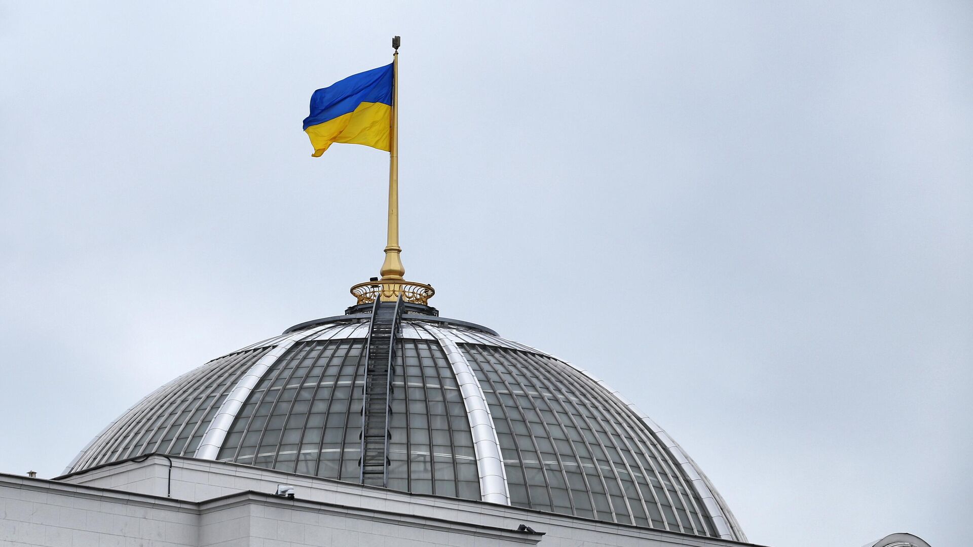 Флаг Украины на здании Верховной рады в Киеве - РИА Новости, 1920, 27.06.2022
