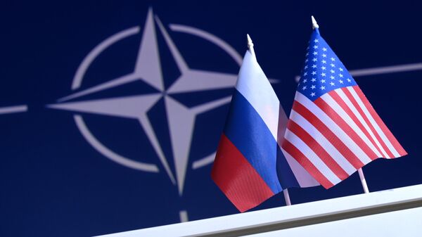 Флаги РФ и США на фоне логотипа НАТО. Архивное фото