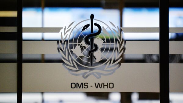 Эмблема Всемирной организации здравоохранения на дверях штаб-квартиры