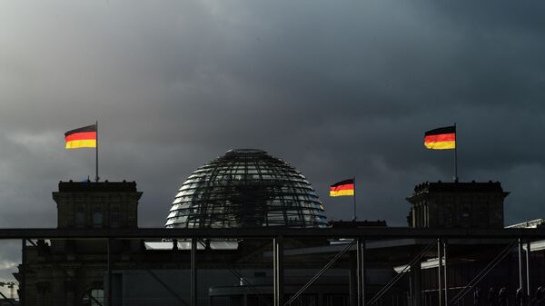 Флаги на здании бундестага в Берлине, Германия