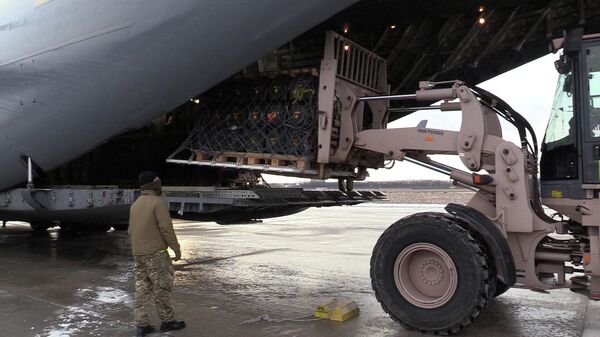 Разгрузка поставленного Великобританией противотанкового оружия в аэропорту Борисполь под Киевом