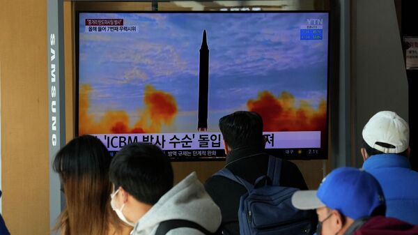 Трансляция телевизионного выпуска новостей о запуске ракет Северной Кореей в Сеуле.