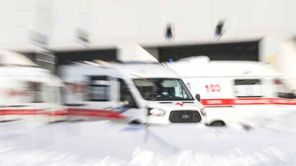 Автомобили скорой помощи на территории карантинного центра в Коммунарке