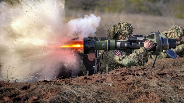 Украинские военнослужащие во время стрельбы из противотанковых ракетных комплексов NLAW