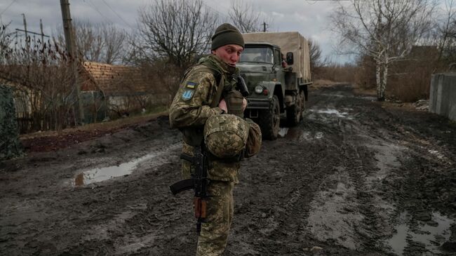 Украинский военнослужащий на линии соприкосновения в Донецкой области