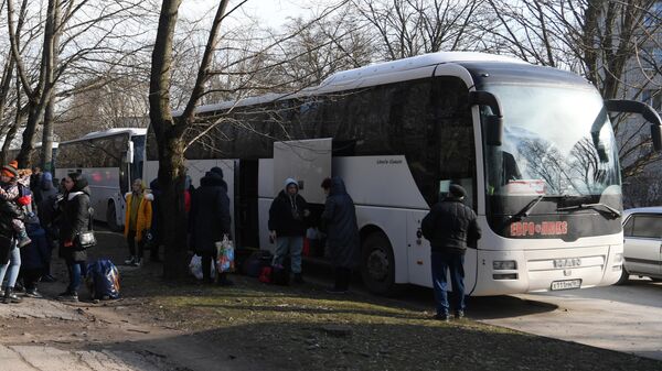 Автобусы, доставившие жителей из Донецкой и Луганской народных республик, у железнодорожного вокзала Таганрог-1 в Ростовской области