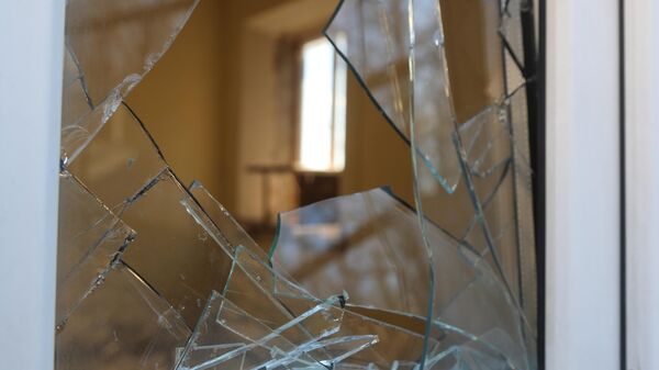 Разбитое окно в жилом доме в Донецке