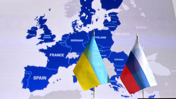 Государственные флаги России и Украины. Архивное фото