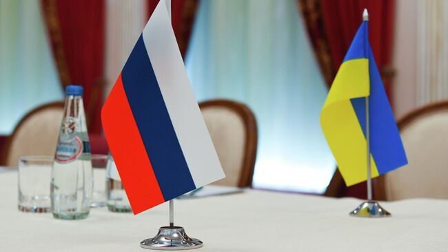 Флаги России и Украины в зале для  переговоров