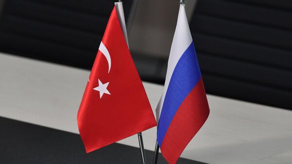 Государственные флаги России и Турции