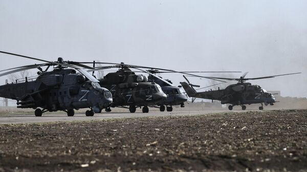 Военные вертолеты на полевом аэродроме ВКС России в зоне проведения специальной военной операции на Украине