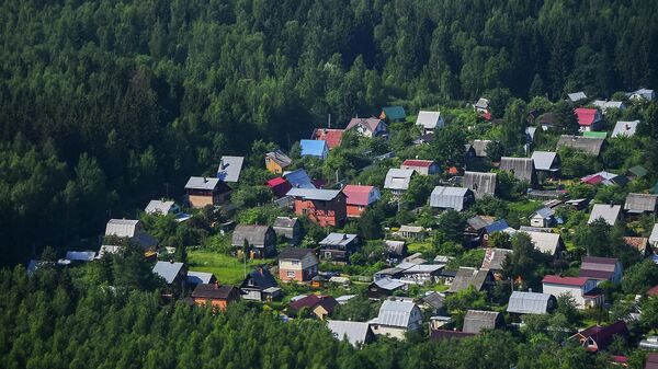 Вид на дома в садовом товариществе