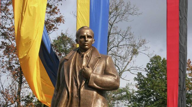 Открытие памятника идейному лидеру Организации украинских националистов (ОУН) Степану Бандере во Львове.
