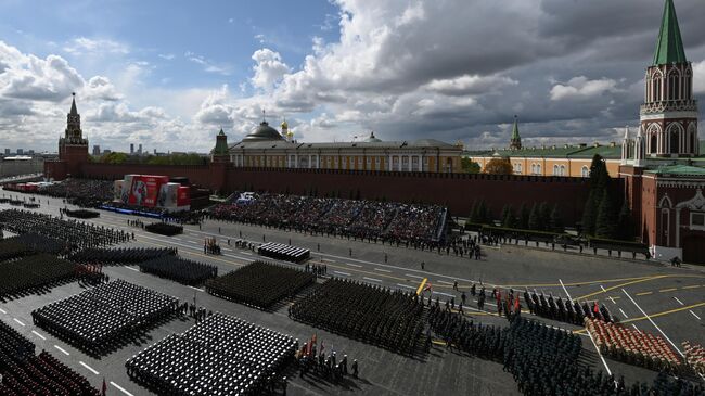 Парадный расчет военнослужащих на военном параде в Москве