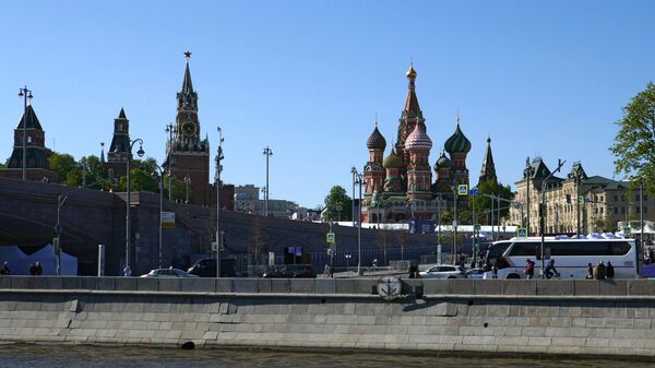 Собор Покрова Пресвятой Богородицы на Рву и башни Московского Кремля