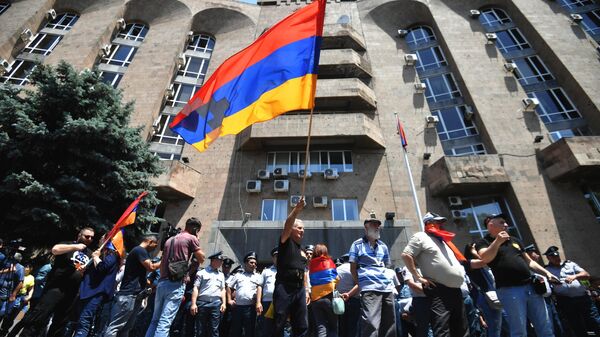 Участники акции оппозиции у дома правительства в Ереване