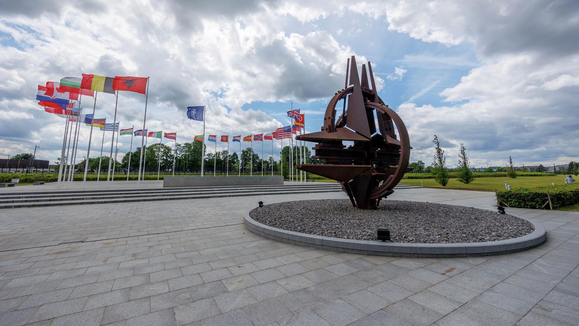 Флаги стран-участниц НАТО у штаб-квартиры организации в Брюсселе - РИА Новости, 1920, 20.09.2022