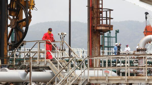 Венесуэльский нефтяник идет по НПЗ Эль-Палито