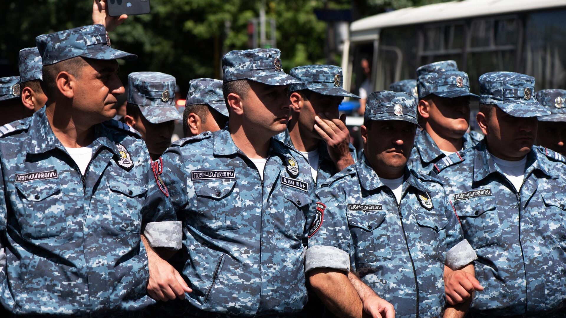 Сотрудники правоохранительных органов во время акции протеста в Армении - РИА Новости, 1920, 14.09.2022