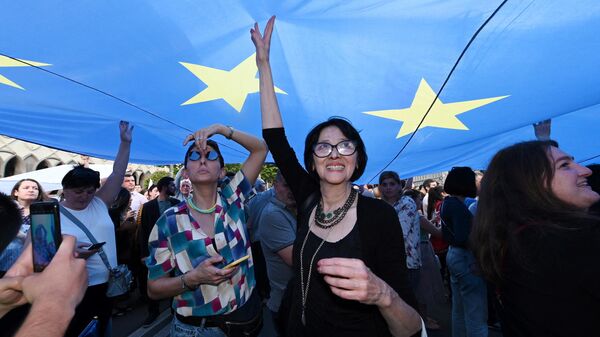 Сторонники евроинтеграции с флагом  ЕС в Тбилиси
