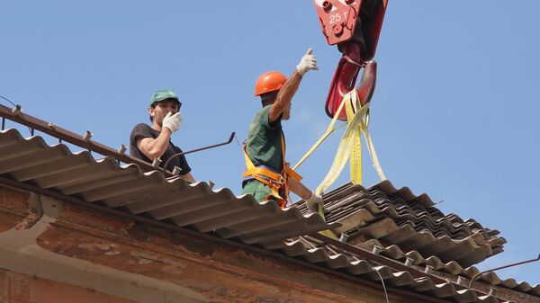 Работы по замене шифера на крыше дома в Луганске