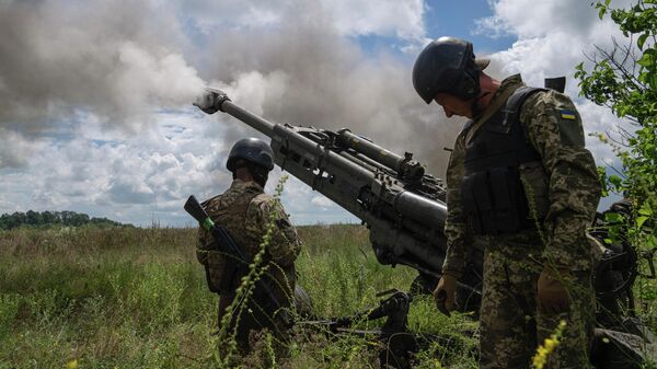 Украинские военнослужащие ведут огонь из гаубицы M777