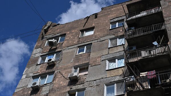 Жилой дом в Киевском районе Донецка, получивший повреждения в результате обстрела со стороны ВСУ