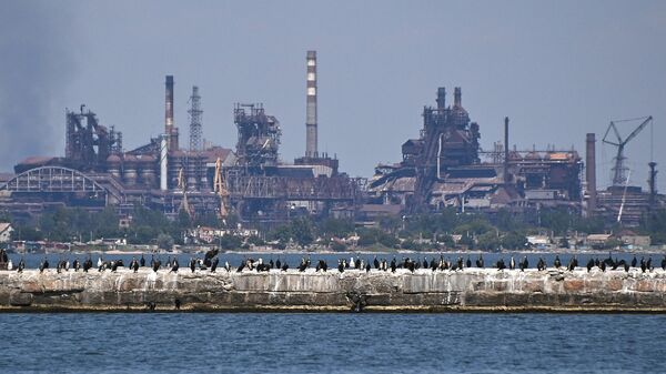 Вид на разрушенный завод Азовсталь из порта Мариуполя. Архивное фото