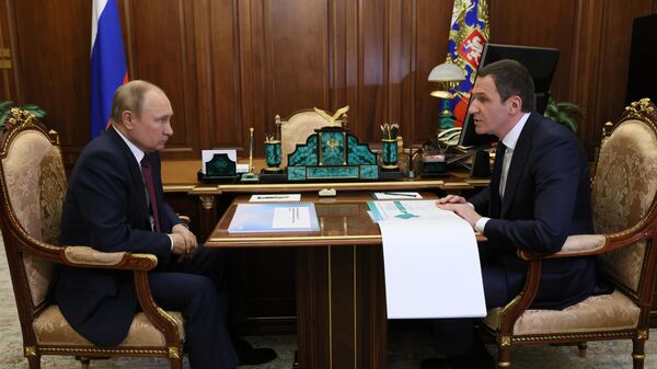 Президент России Владимир Путин и генеральный директор РЭО Денис Буцаев во время встречи