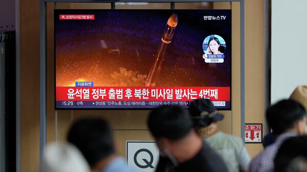 Трансляция кадров запуска северокорейской баллистической ракеты. Архивное фото
