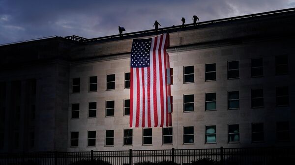 Американский флаг на здании Министерства обороны США