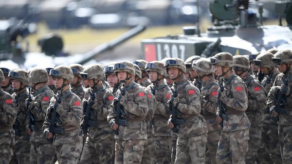 Военнослужащие армии КНР во время парада военной техники, участвовавшей в учениях Восток-2018