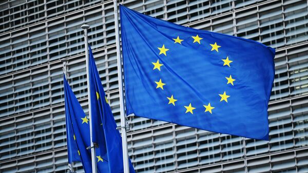 Флаги с символикой Евросоюза у здания Еврокомиссии в Брюсселе. Архивное фото