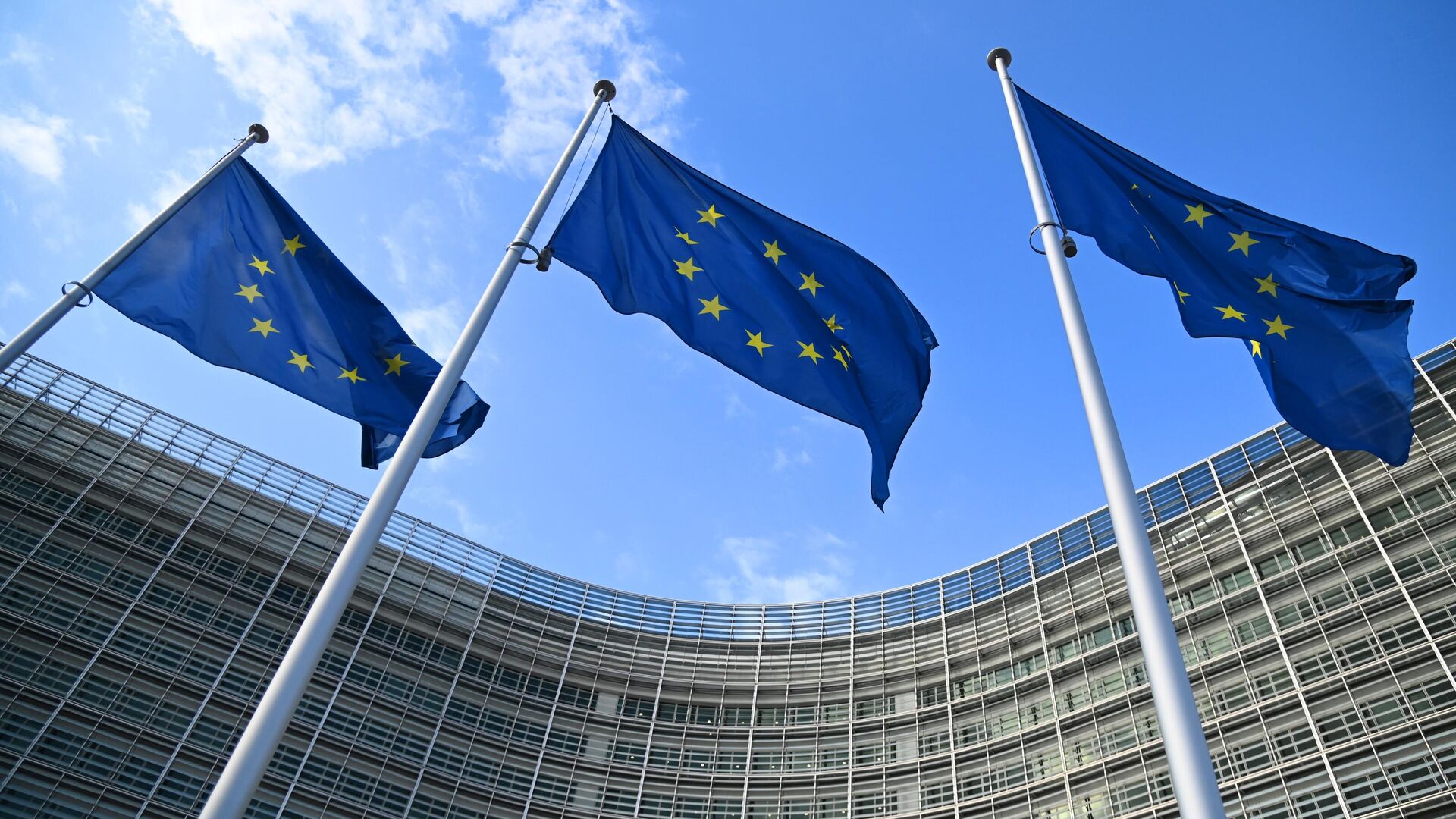 Флаги с символикой Евросоюза у здания Еврокомиссии в Брюсселе - РИА Новости, 1920, 14.05.2024