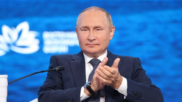 Президент РФ Владимир Путин на пленарном заседании VII Восточного экономического форума во Владивостоке