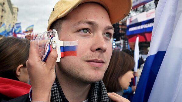Молодой человек с российским флагом