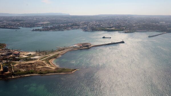 Вид на Константиновский форт и Севастопольскую бухту из вертолета. Архивное фото
