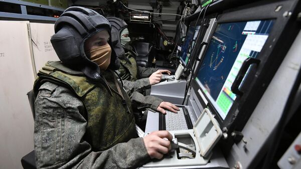 Военнослужащие РФ на рабочих местах в машине боевого управления сил противовоздушной обороны