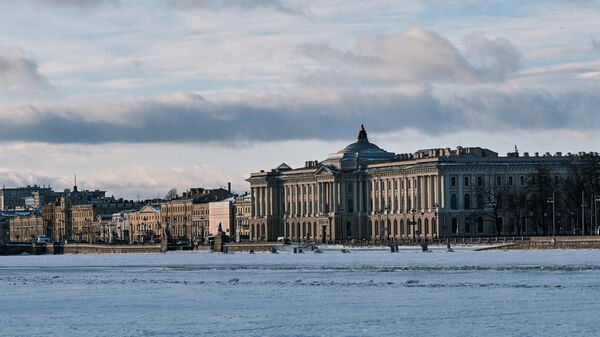 Река Нева и Университетская набережная в Санкт-Петербурге. Архивное фото