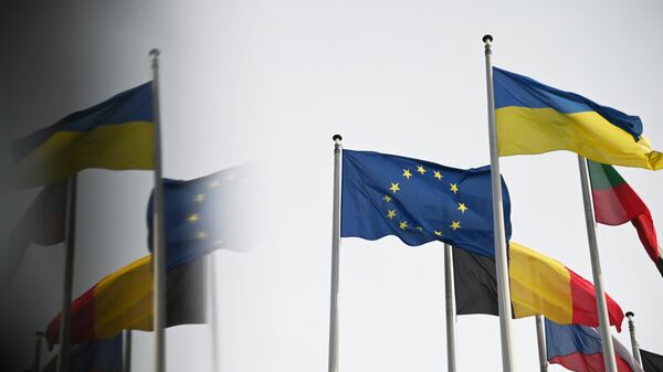Флаг Украины и флаг с символикой Евросоюза у здания Европарламента в Страсбурге