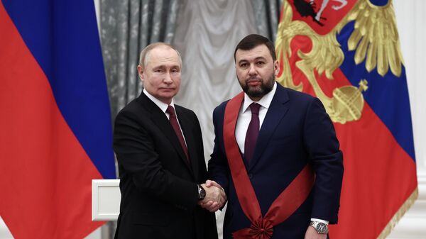 Президент Владимир Путин и врио главы ДНР Денис Пушилин, награжденный орденом За заслуги перед Отечеством I степени