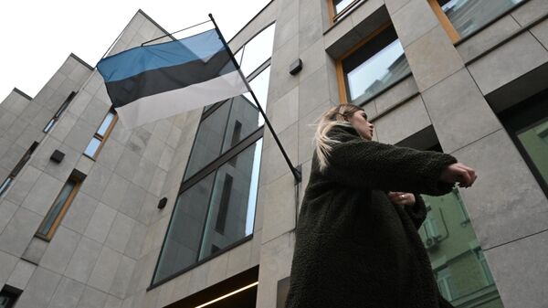 Прохожая у здания посольства Эстонии в Москве
