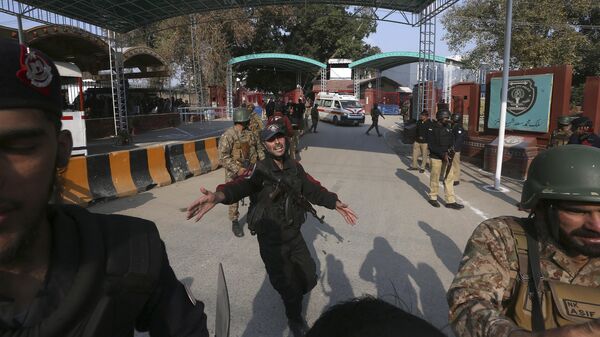 Полицейские в районе места взрыва в Пешаваре, Пакистан