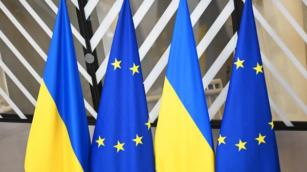 Флаги Украины и флаги с символикой Евросоюза