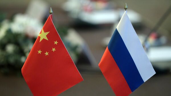 Флаги КНР и России
