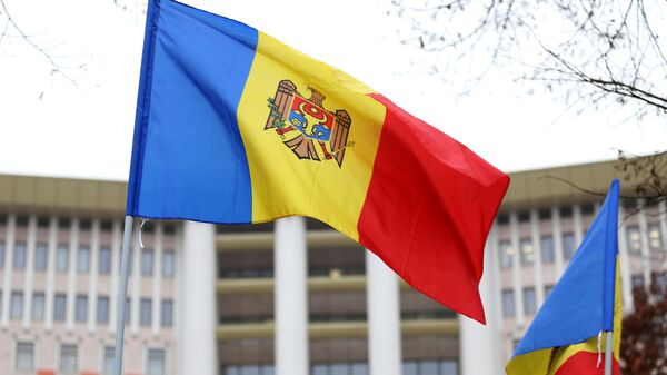 Флаги Молдавии у здания парламента в Кишиневе