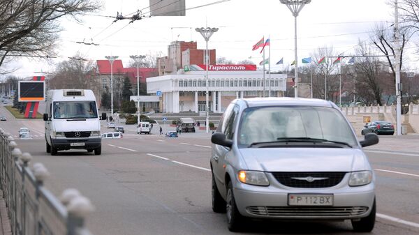 Автомобильное движение на одной из центральных улиц в Тирасполе