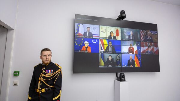 Экран в Елисейском дворце в Париже, транслирующий совместную онлайн-встречу лидеров G7 и президента Украины