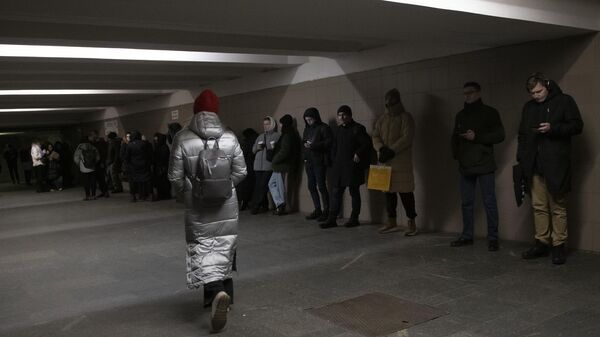 Люди в подземном переходе в одном их украинских городов во время воздушной тревоги