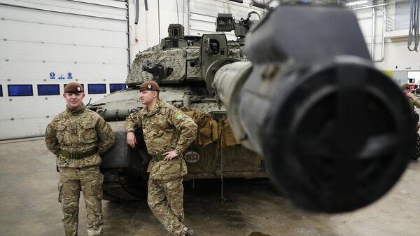 Британские военные стоят рядом с танком Challenger 2